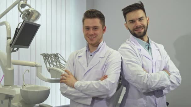 Due dentisti mostrano i pollici in su — Video Stock