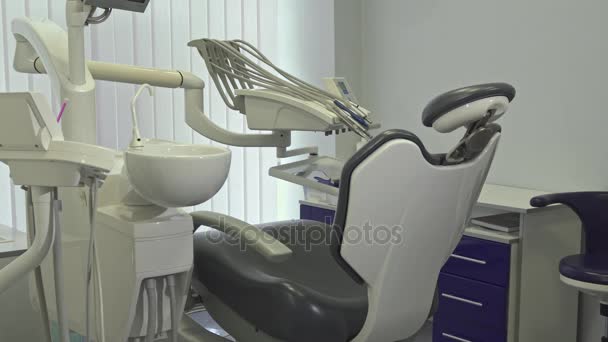 İki diş hekimleri ofiste karşılamak — Stok video
