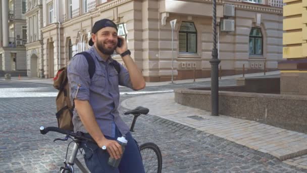 电话在街上骑自行车的人谈判 — 图库视频影像
