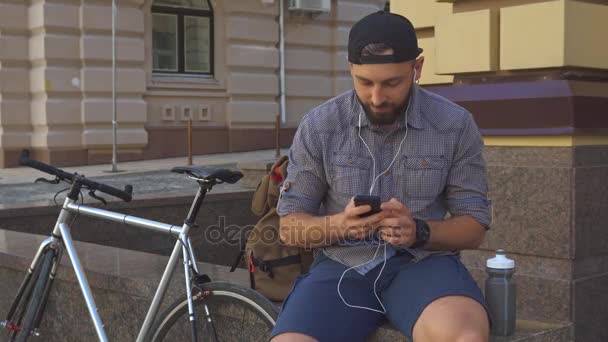 Cyklisten har en videochatt på gatan — Stockvideo