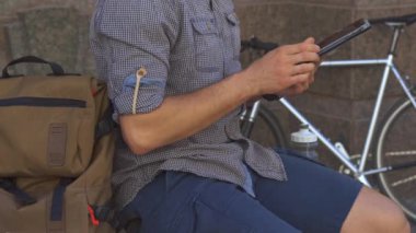Bisikletçi tablet dokunmatik ekranda çevirir