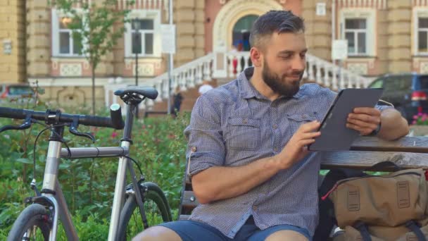 Cyklist bläddra interntet på tabletten — Stockvideo