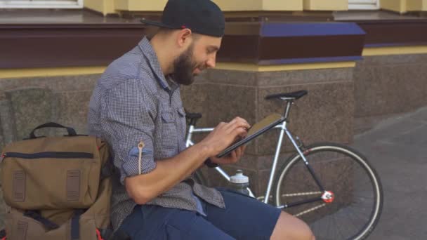 Ποδηλάτης χρησιμοποιεί tablet στο δρόμο — Αρχείο Βίντεο