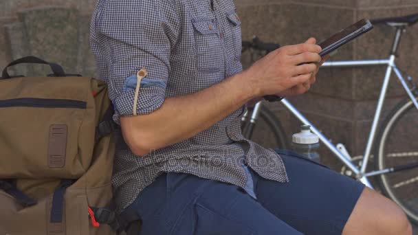 Ciclista vira na tela sensível ao toque tablet — Vídeo de Stock