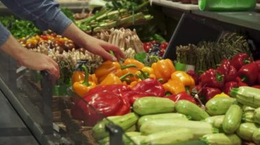 Adam kırmızı ve sarı biber arasında seçer