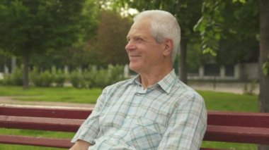 Küçük çocuk dedeler gözleri elleriyle kapatır.