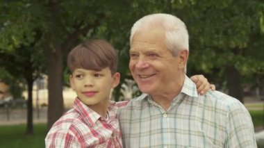 Dedeler kulağını fısıltıyla küçük çocuk