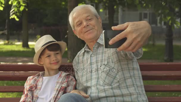 Homem sênior leva selfie com seu neto — Vídeo de Stock