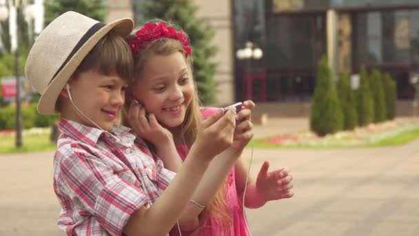 Los niños pequeños toman selfie al aire libre — Vídeo de stock