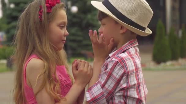 Los niños se cubren la boca con las manos — Vídeo de stock