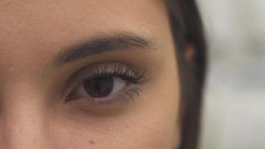 kadın onun gözünü açar