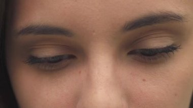 Kız onun gözlerini açar