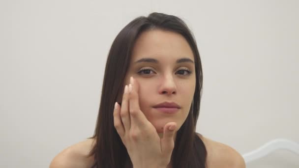 Flicka vidrör ansiktet på spa — Stockvideo
