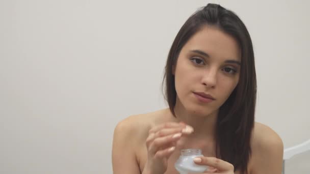 Chica aplica tratamiento facial — Vídeos de Stock