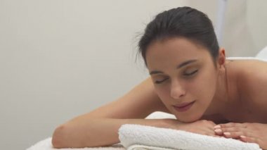 Kız masaj masası üzerinde gözlerini açar