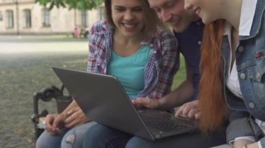 Öğrenciler göz tezgah üstünde laptop