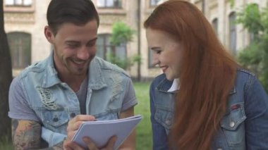 Erkek öğrenci bir şey onun not defterinde yazıyor