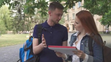 İki öğrenci Not defterinizdeki bir şey kampüste görüşmek