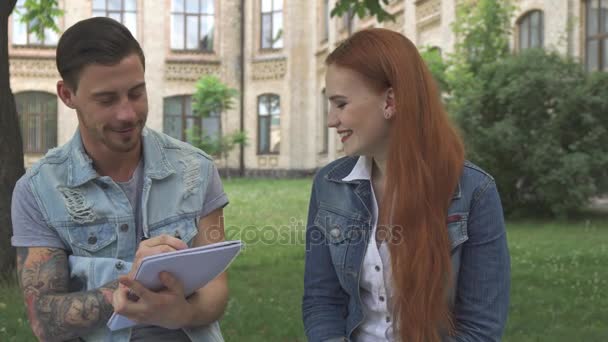 Mužské studentů bere na vědomí, jeho spolužák, co říká — Stock video