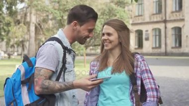 Öğrenciler bir şey smartphone üzerinde tartışmak