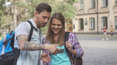 Öğrenciler kampüste smartphone görüntüleri izle