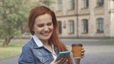 O görmek ne onun smartphone kampüste adlı kız öğrenci güler