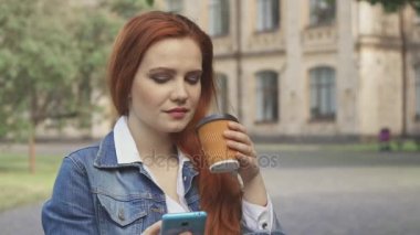 Kız öğrenci içecekler kahve kampüste