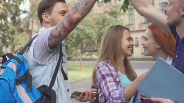 Studenten treffen sich auf dem Campus — Stockvideo