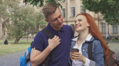 Kampüste öğrenciler kadınlar Çift