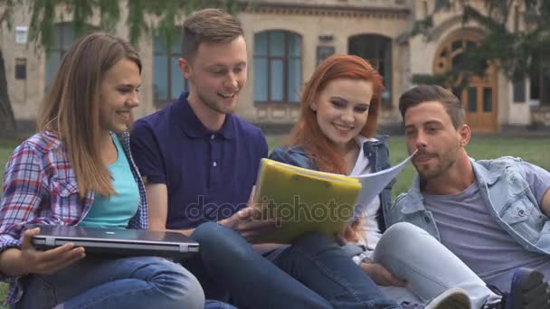 Studenten haben Spaß auf dem Rasen auf dem Campus — Stockvideo