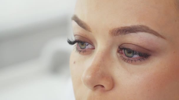 Mulher muda o olhar para o salão de cosmetologia — Vídeo de Stock
