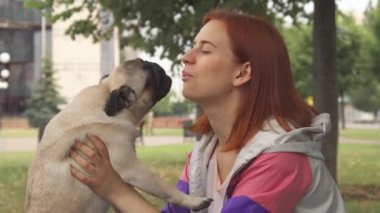 Onun pug öpüşme kız