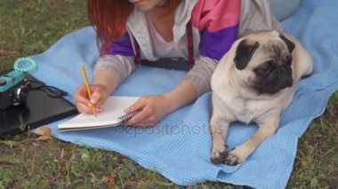 Döşeme bir çim ve yazma, yanında döşeme onun boksör kız