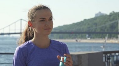 Kadın, içme suyu, harika bir manzara arkasında