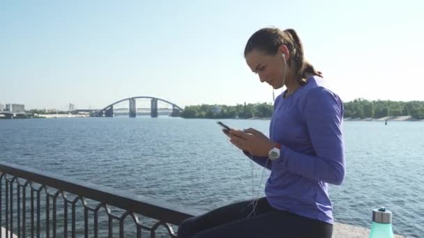 Woman sits and talk via phone — Stock Video