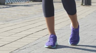 Kadın ayak uzatmak için egzersizler yapıyor