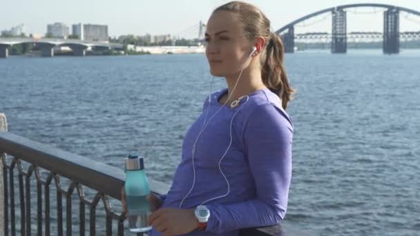 Vrouw verandert haar blik op de riverwalk — Stockvideo