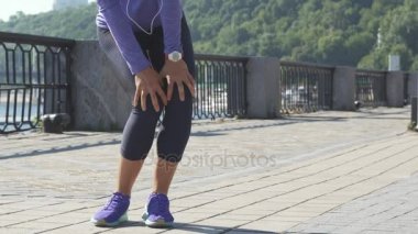 Kadın ayakları üzerinde riverwalk için egzersizler yapıyor