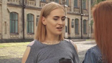 Bir konuşmayı ve kahve içme kızlar