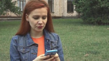 Kız manifatura ve gülüyor