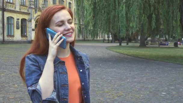 Dziewczyna rozmawia telefon uśmiech i śmianie się — Wideo stockowe