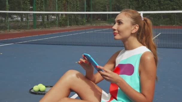 Tennis ragazza navigare in rete durante il relax — Video Stock