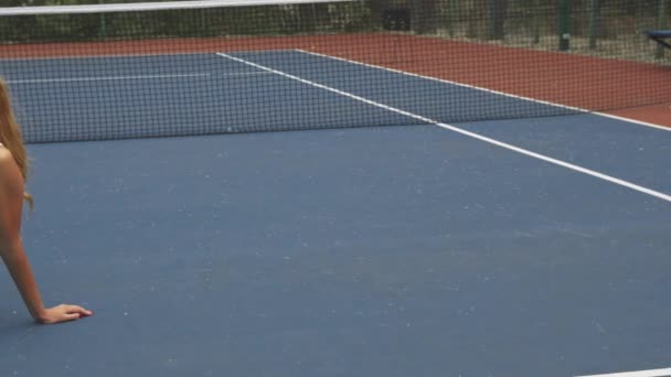 Теннисистка отдыхает на корте — стоковое видео