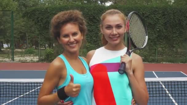 Zwei Tennismädchen lächeln in die Kamera — Stockvideo