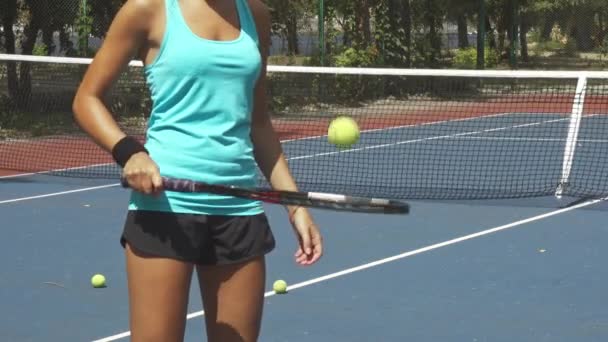 Женщина бьет мяч теннисной ракеткой — стоковое видео