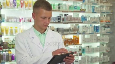 Tablet kullanma ve kameraya gülümseyen eczacısı yakın çekim