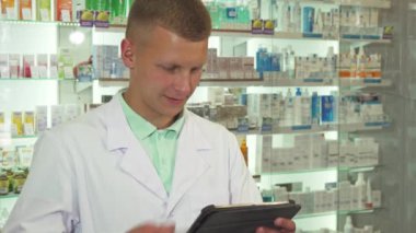 Tablet kullanırken telefonlara eczacısı