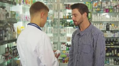 Hastaya hapları vermeye ve el sallayarak doktor