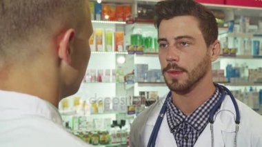 Doktor hastaya eczanede konuşuyor
