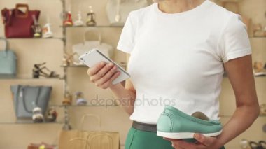 Kadın ayakkabı ayakkabı dükkanında alır fotoğrafı yakın çekim